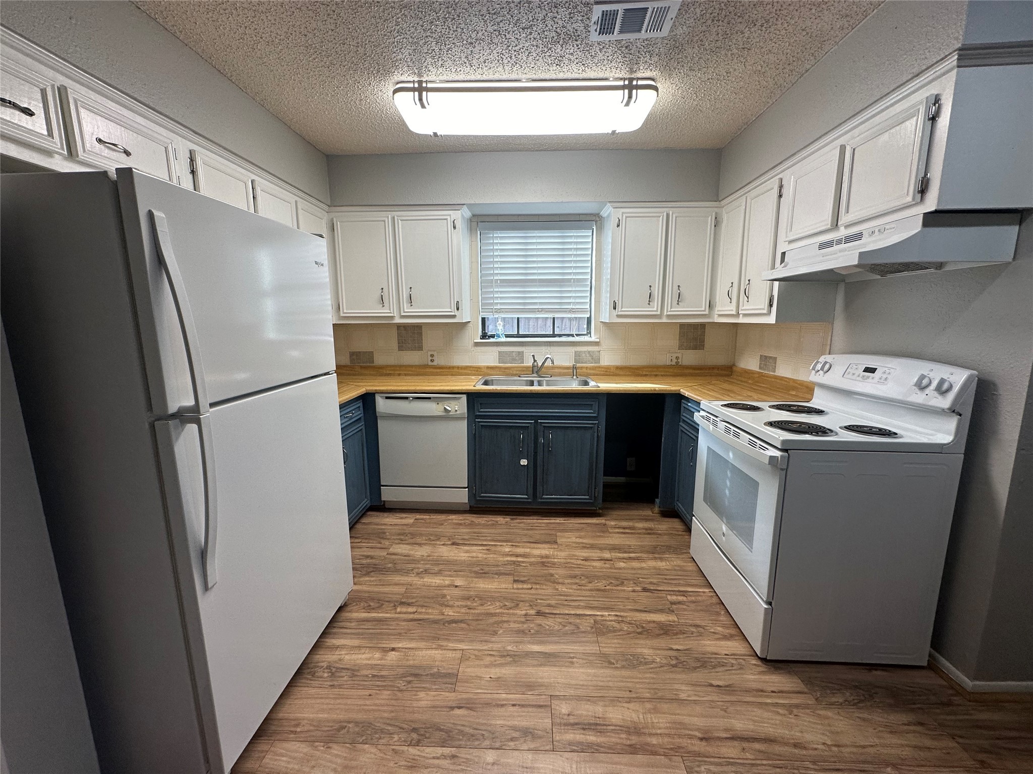 10813 Scenic Drive Montgomery, TX 77356 - Photo 3 of 10 a kitchen with granite countertop a refrigerator stove top oven and sink