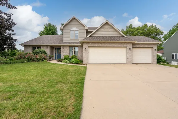 $515,000 | 915 Pleasant Hill Drive, De Witt, IA 52742