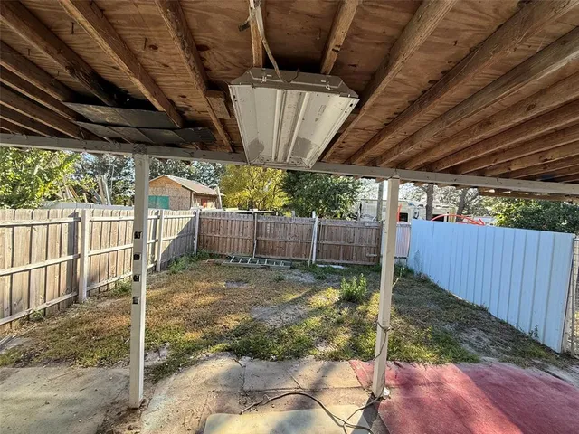 a view of a backyard