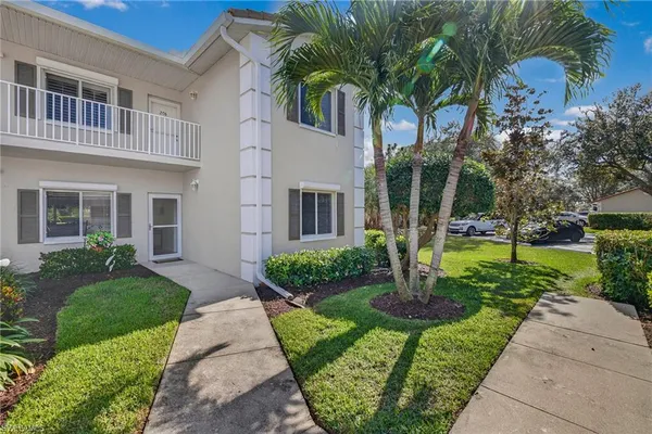 $349,000 | 700 Saratoga Circle, Unit B106, Naples, FL 34104