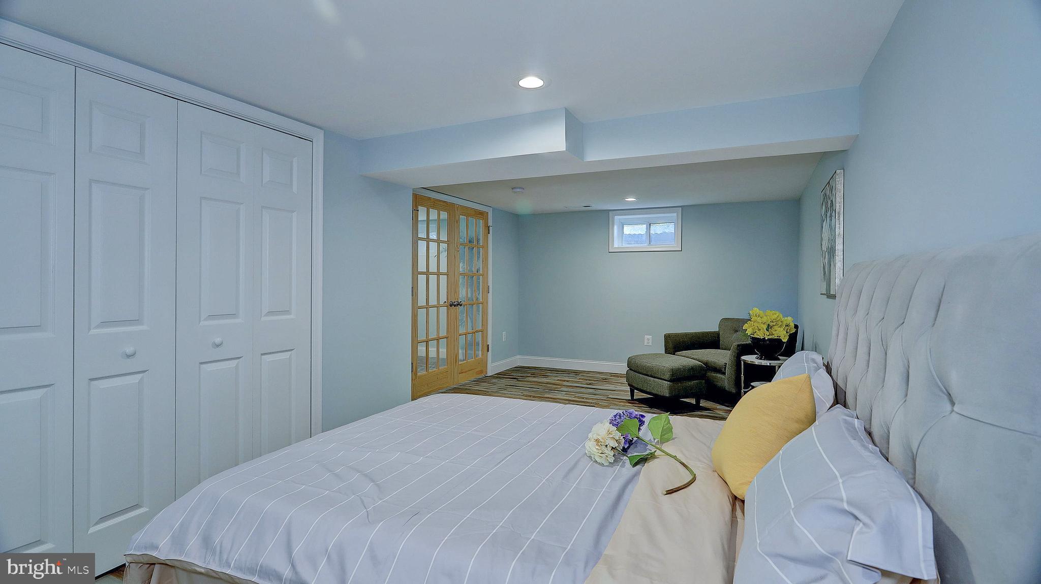 3405 Sharon Chapel Road Alexandria, VA 22310 - Photo 29 of 50 Big den with natural light