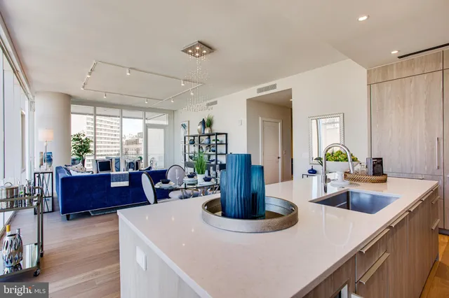 $2,085,000 | 301 South Broad Street, Unit 1701, Philadelphia, PA 19107