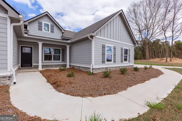 a view of a house with yard and plants