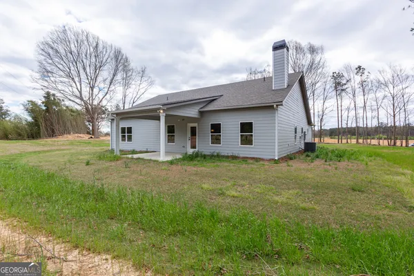 a view of a house with a backyard