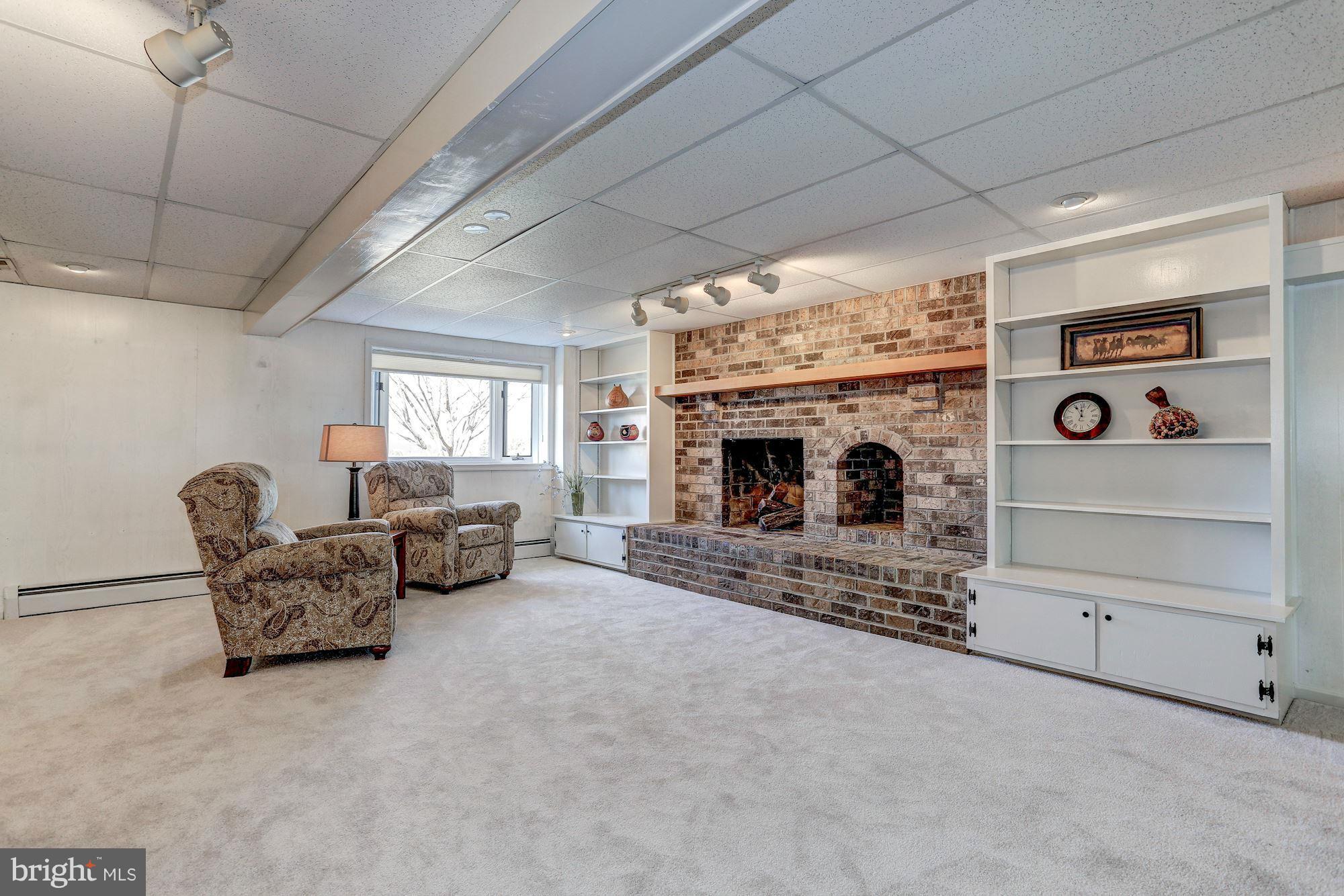 9424 Crest Hill Road Marshall, VA 20115 - Photo 21 of 30 Fireplace and Built in's