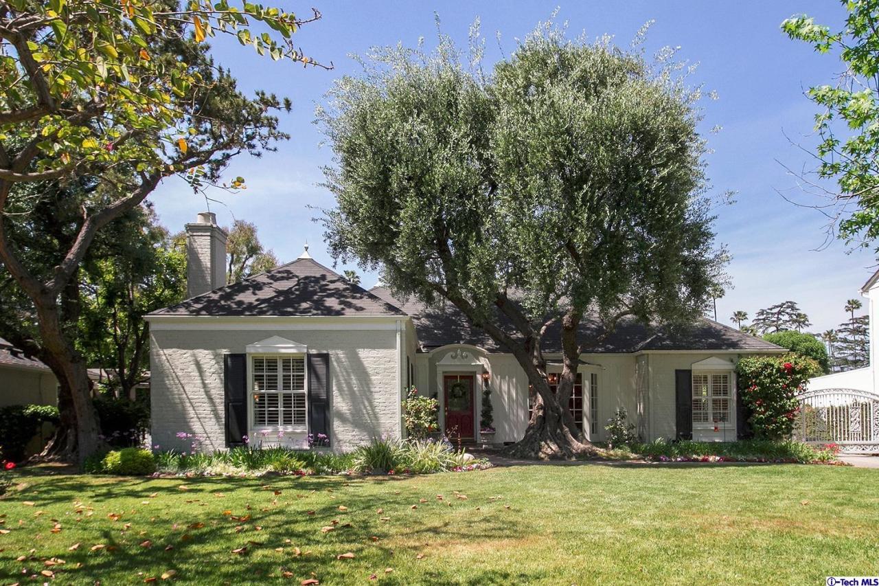 931 Roxbury Road San Marino, CA 91108 - Photo 2 of 37 a front view of a house with a yard