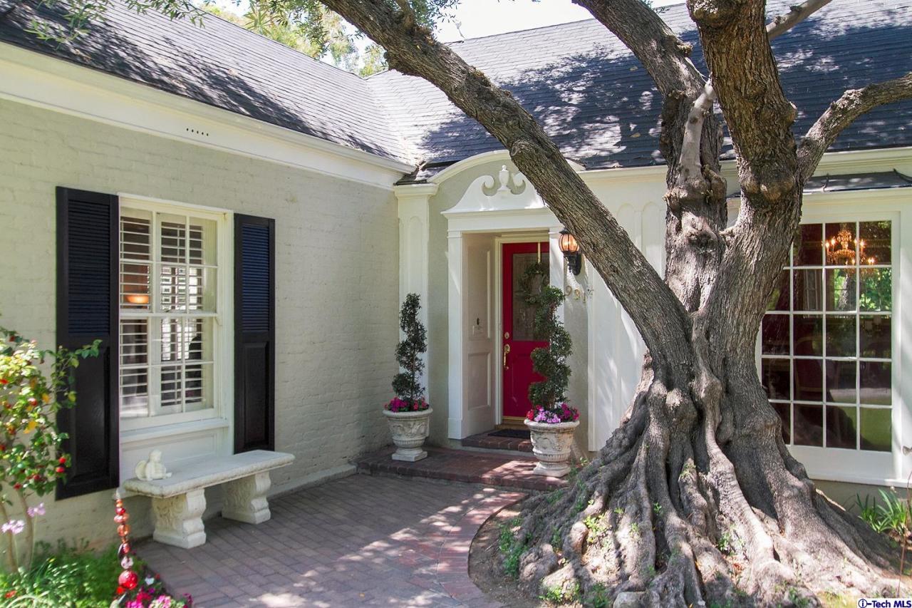 931 Roxbury Road San Marino, CA 91108 - Photo 4 of 37 a view of a house with a trees and plants