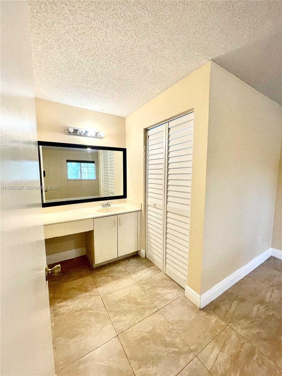 3690 North 56th Avenue, Unit 921 Hollywood, FL 33021 - Photo 28 of 41 a view of room with window