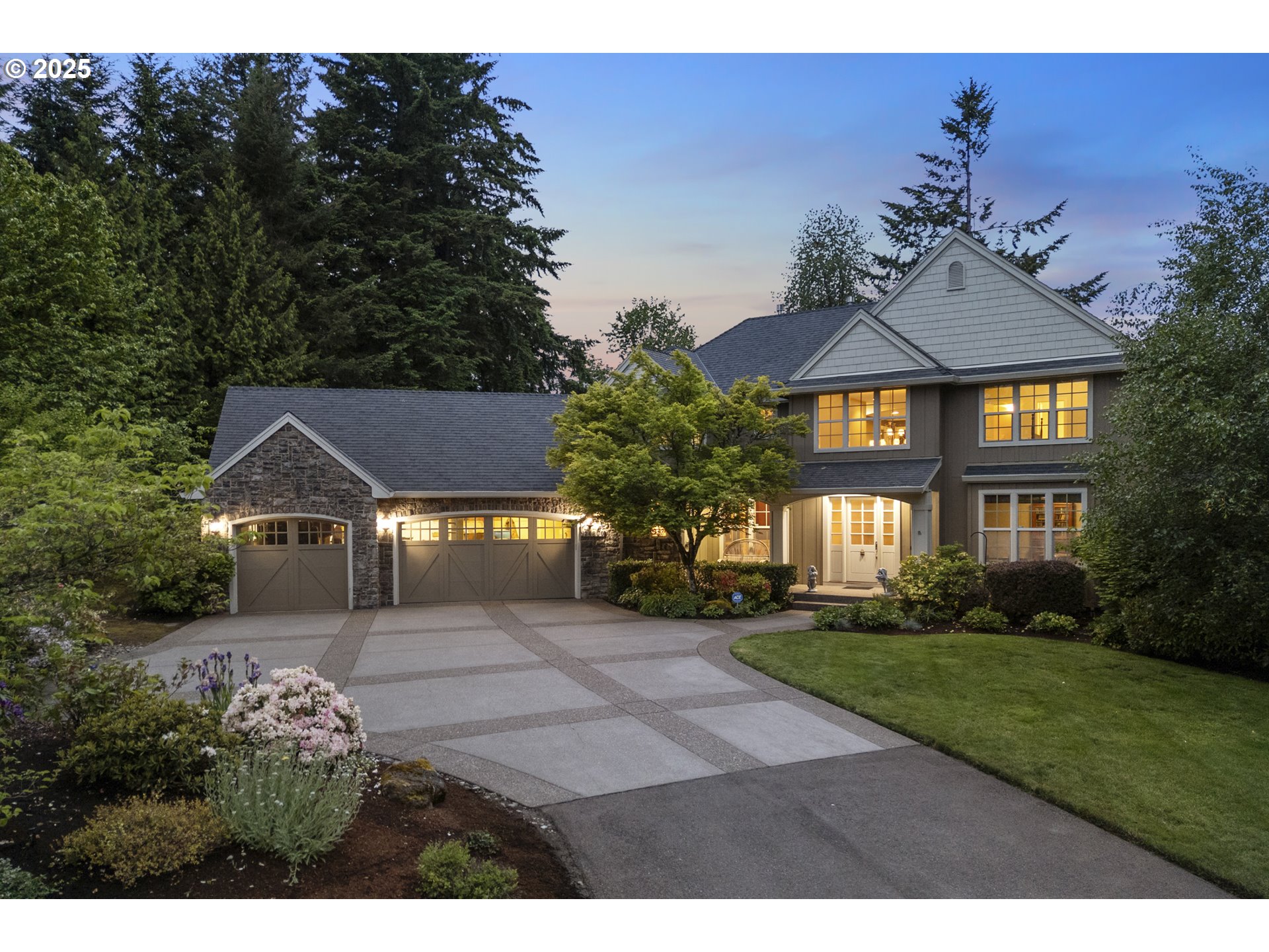 a view of house with garden