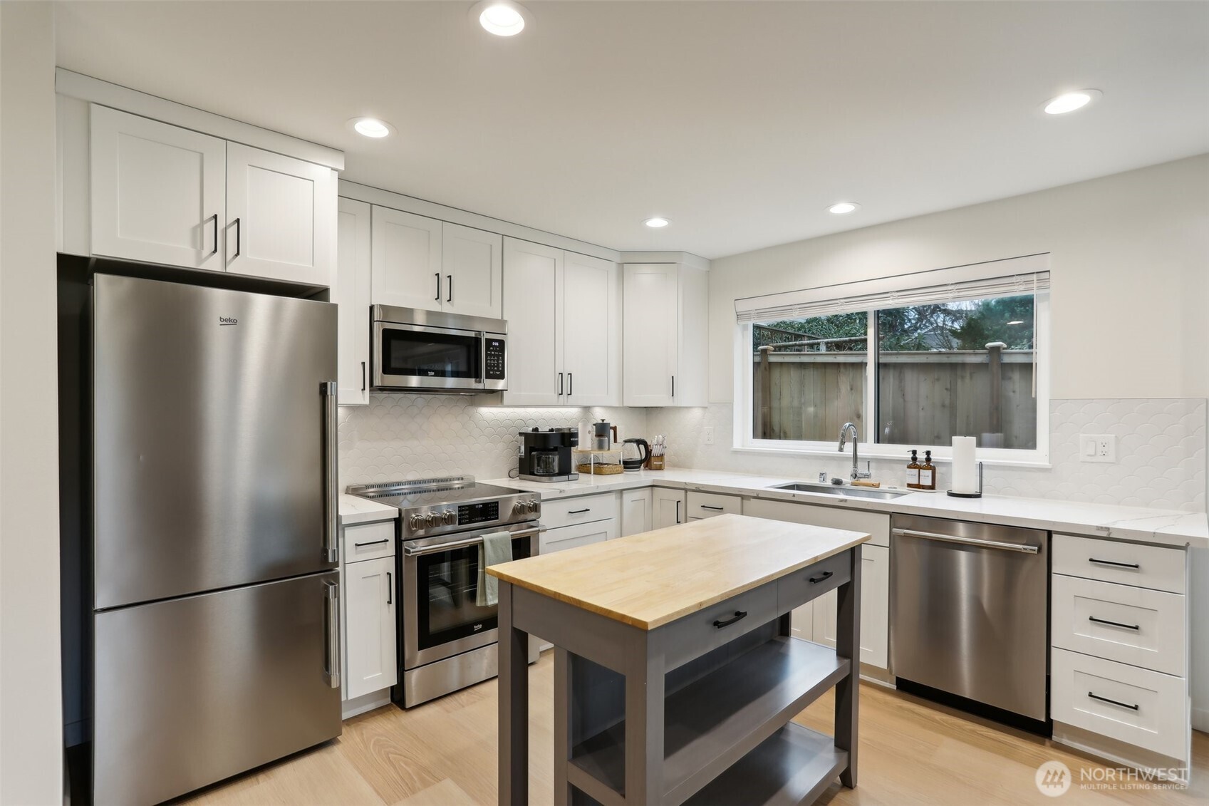 2644 34th Avenue West Seattle, WA 98199 - Photo 11 of 26