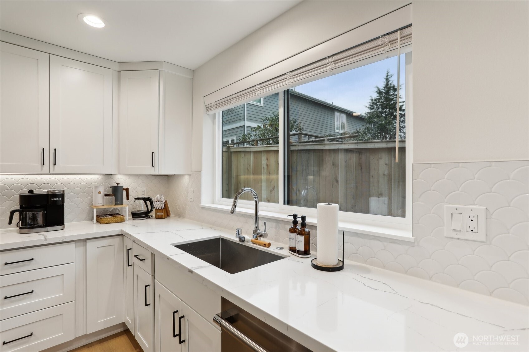 2644 34th Avenue West Seattle, WA 98199 - Photo 13 of 26