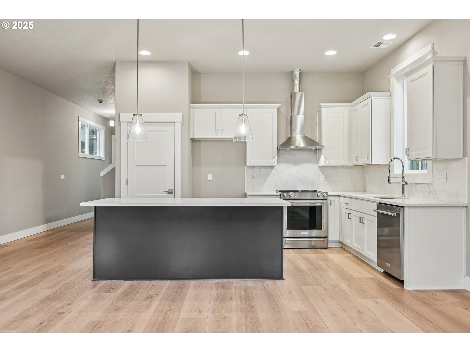 8774 Southwest 176th Avenue Beaverton, OR 97007 - Photo 4 of 32