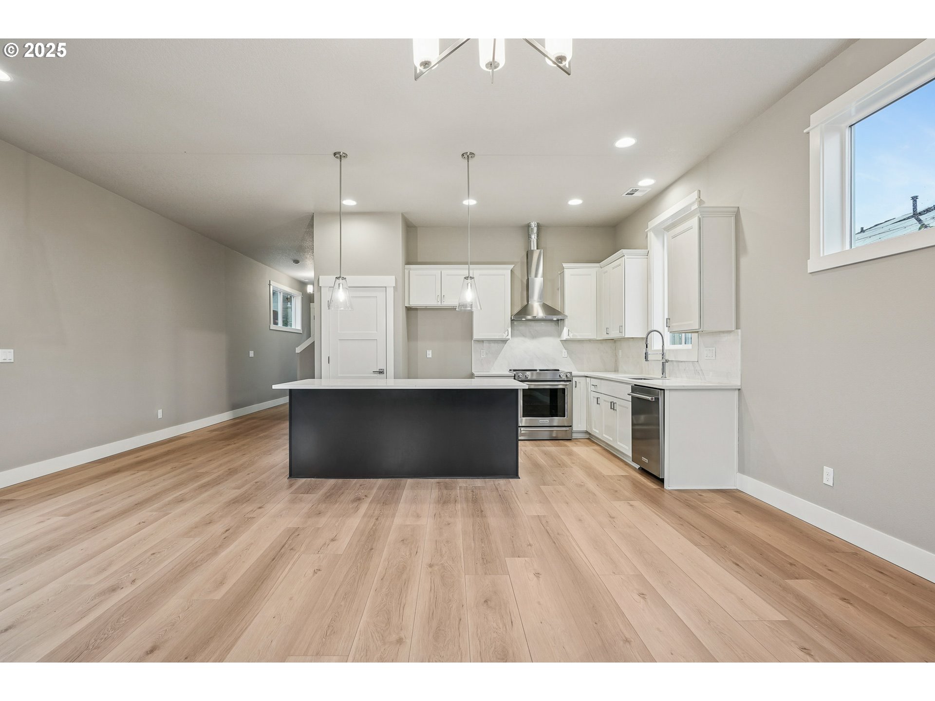 8774 Southwest 176th Avenue Beaverton, OR 97007 - Photo 5 of 32