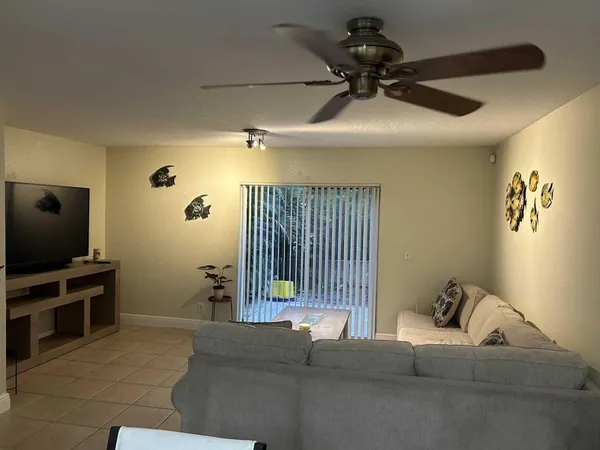 $2,100 | 822 Summit Lake Drive, West Palm Beach, FL 33406