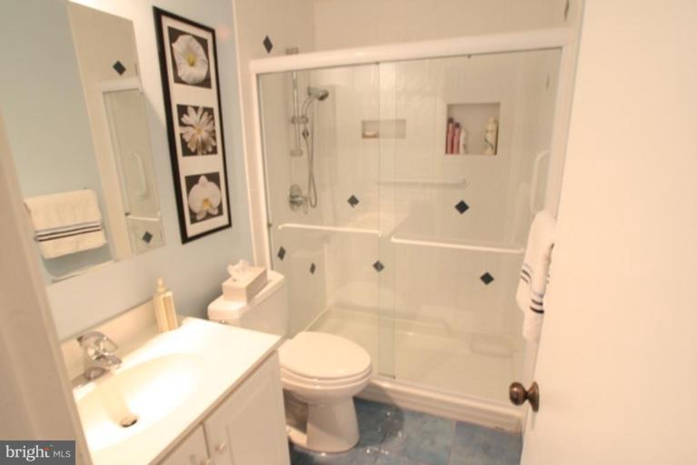 8111 Inverness Ridge Road Potomac, MD 20854 - Photo 4 of 17 a bathroom with a toilet a sink and shower
