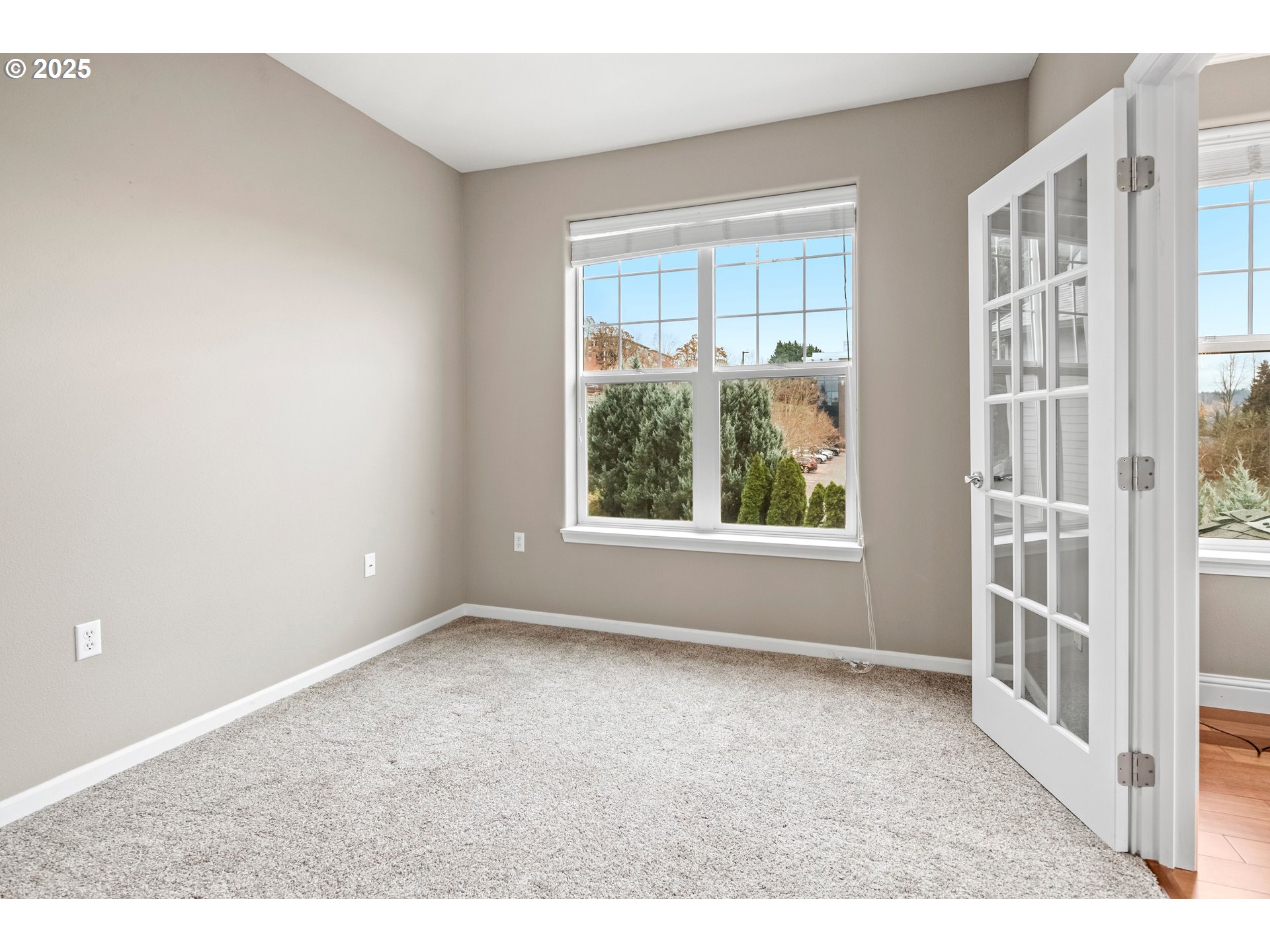 975 Springtree Lane West Linn, OR 97068 - Photo 29 of 48 an empty room with windows