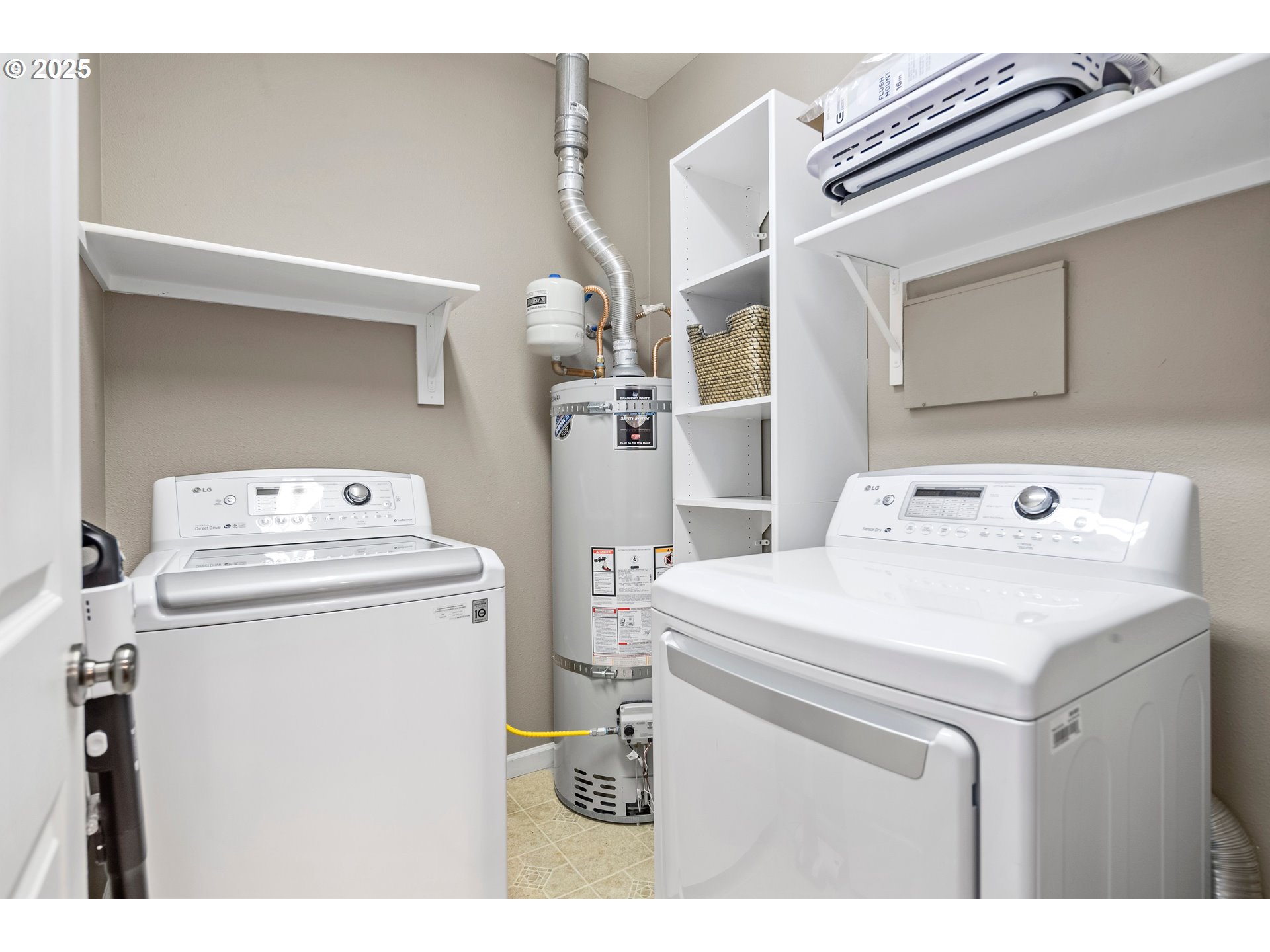 975 Springtree Lane West Linn, OR 97068 - Photo 34 of 48 a utility room with dryer and washer