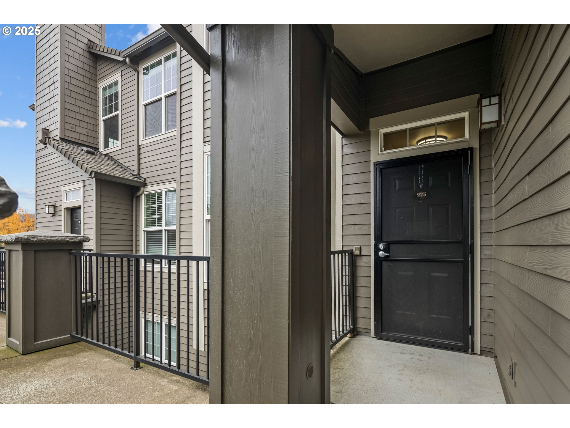 975 Springtree Lane West Linn, OR 97068 - Photo 5 of 48 a backyard of a house