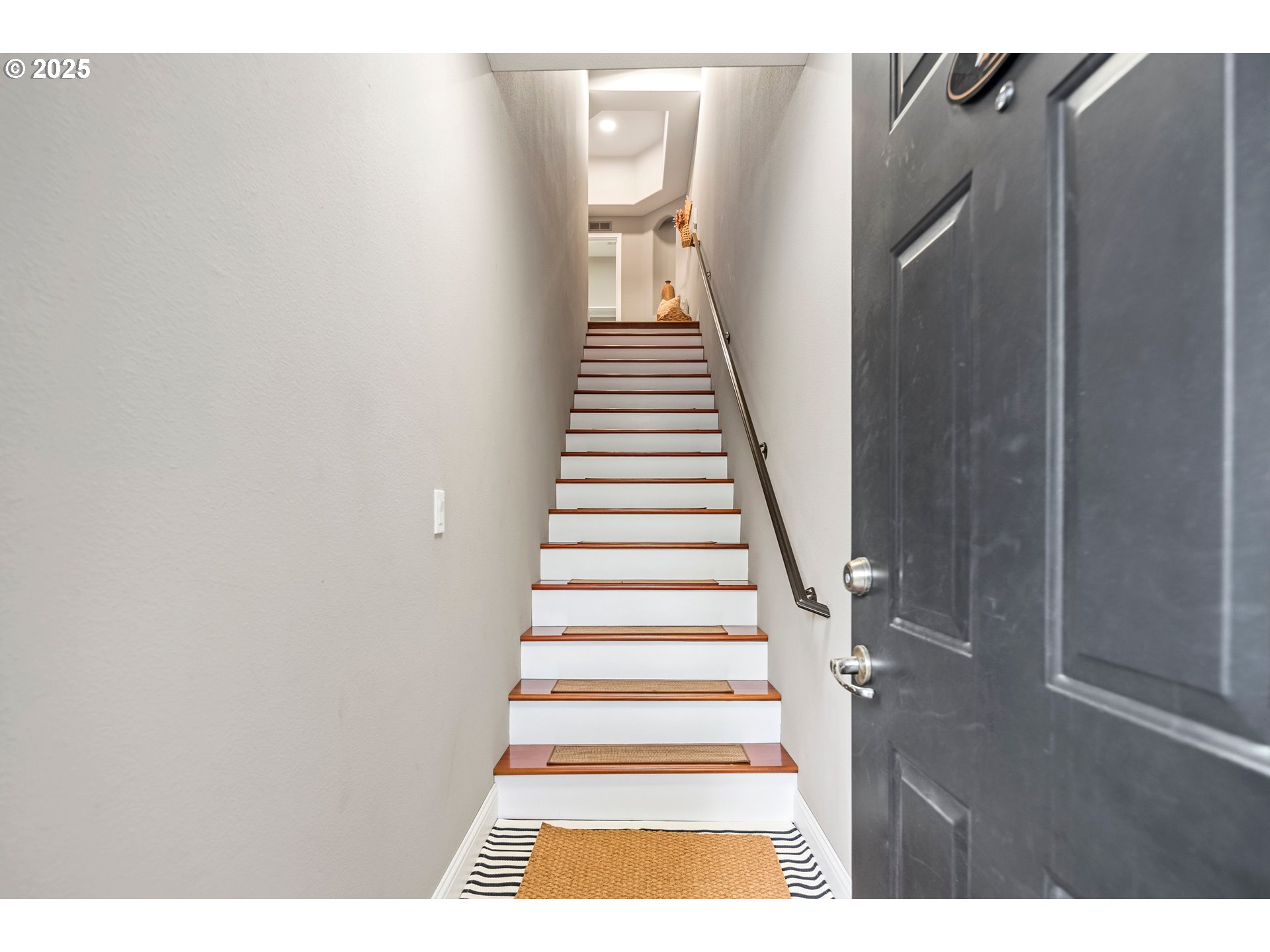 975 Springtree Lane West Linn, OR 97068 - Photo 7 of 48 a view of entryway