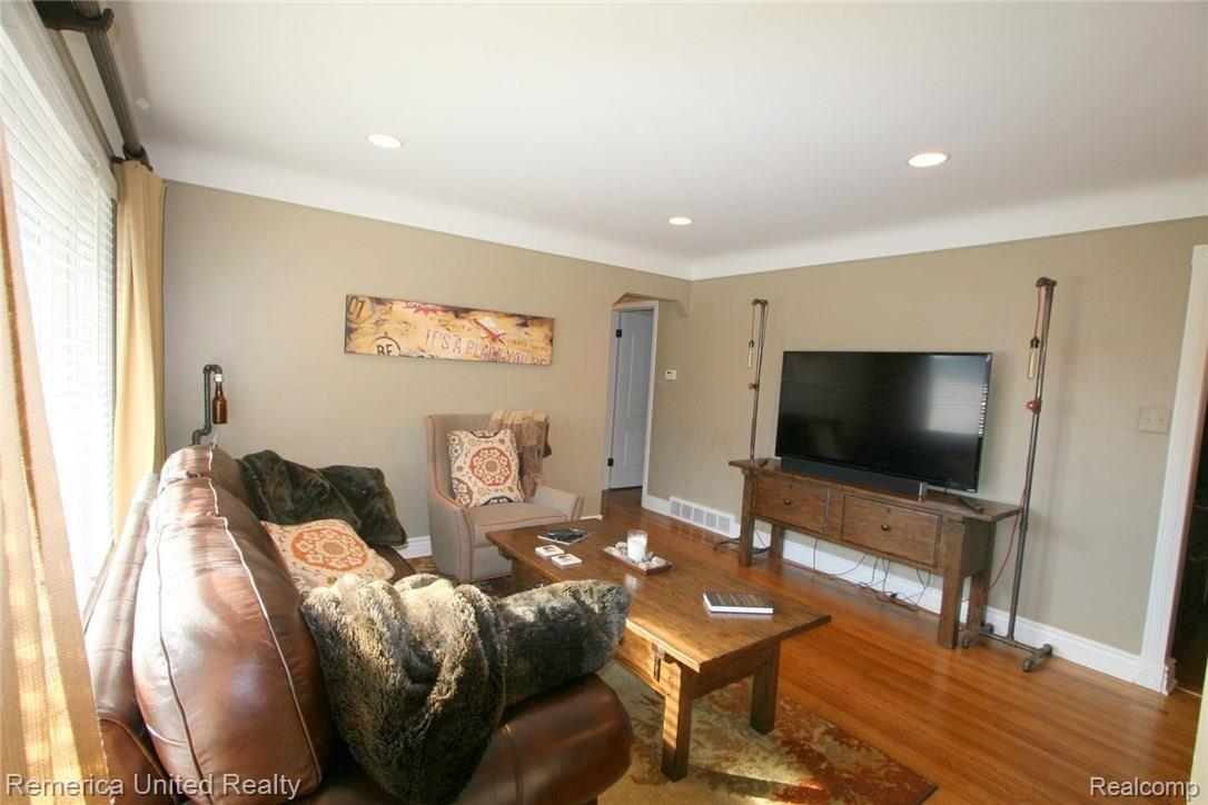 2095 Sheffield Road Birmingham, MI 48009 - Photo 2 of 15 IMG_6105.JPG