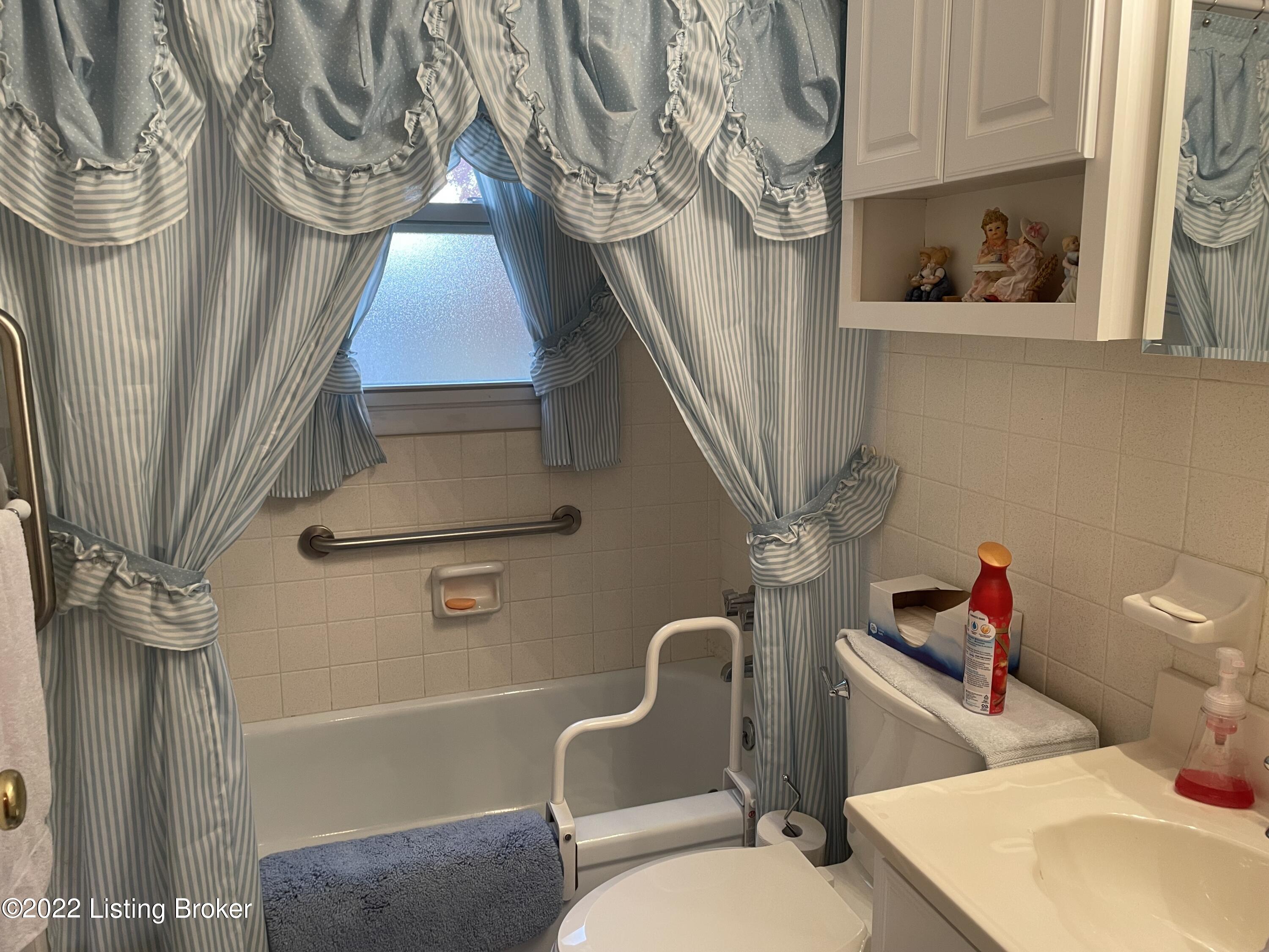 6704 Barbrook Road Louisville, KY 40258 - Photo 15 of 31 IMG-2581