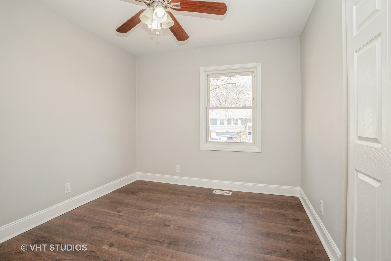 326 Brunswick Court Streamwood, IL 60107 - Photo 7 of 10 an empty room with a window