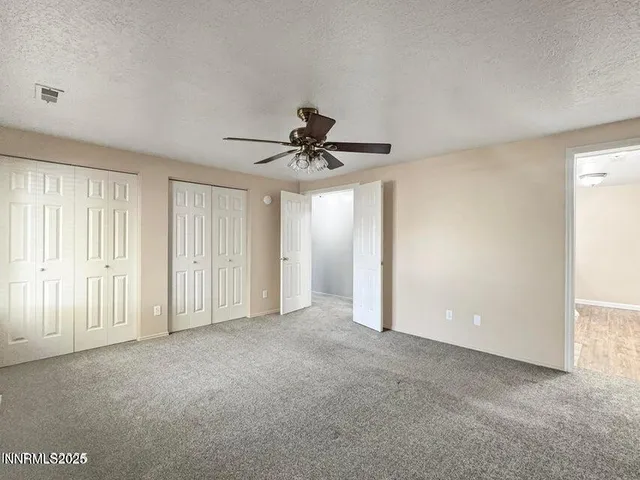 a view of empty room with a ceiling fan