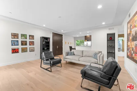 $749,000 | 5525 West Olympic Boulevard, Unit 302, Los Angeles, CA 90036