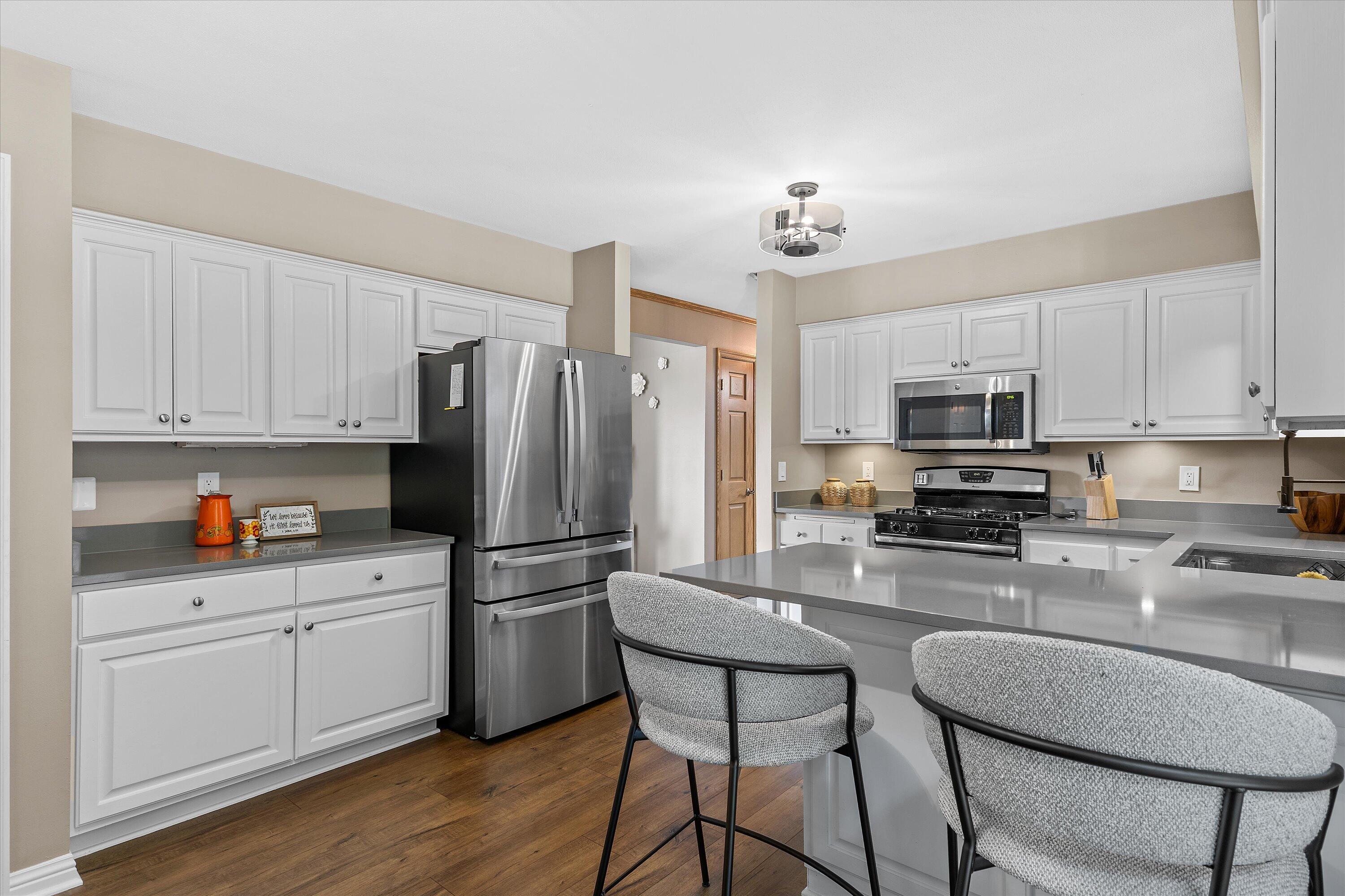 W290S2811 Carmarthen Road Genesee, WI 53188 - Photo 8 of 49 Kitchen