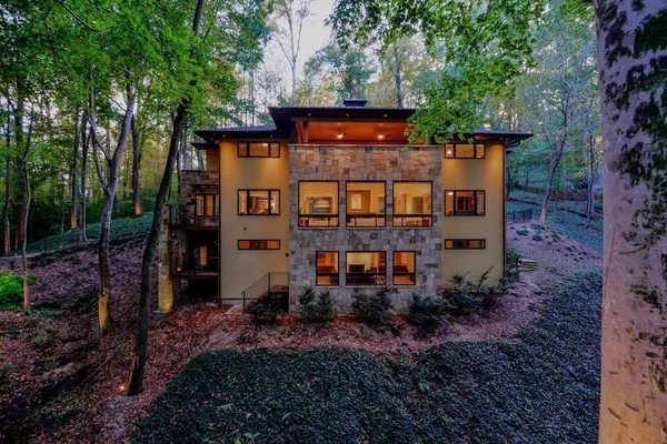 a view of a house with backyard and garden