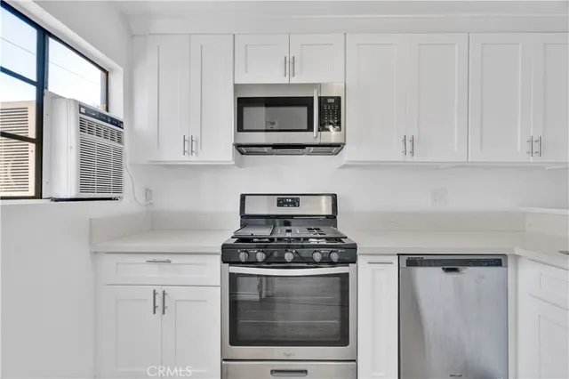 $1,575 | 18530 Hatteras Street, Unit 209, Tarzana, CA 91356