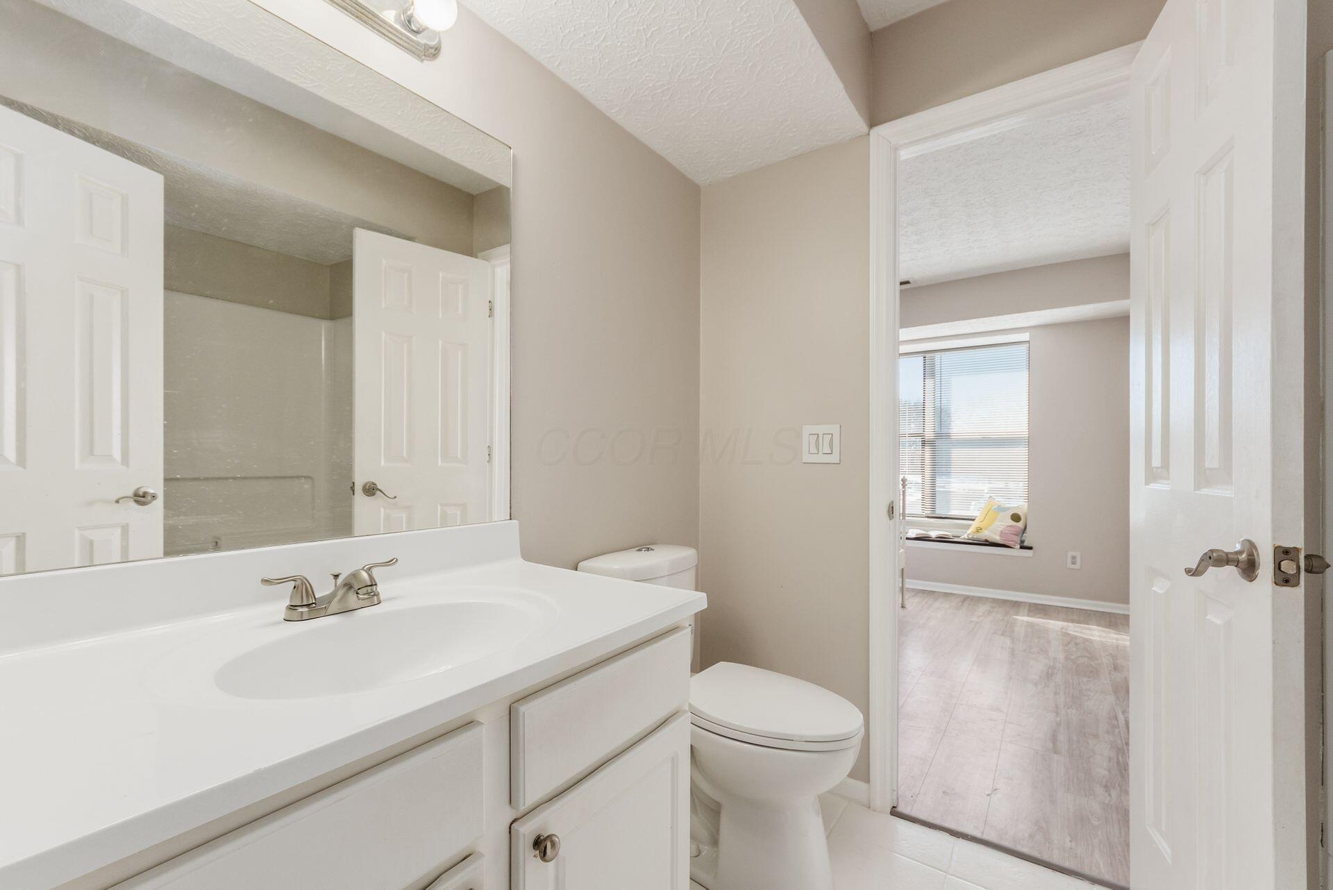 5322 Darlington Road, Unit D Columbus, OH 43220 - Photo 16 of 26 Full Bathroom