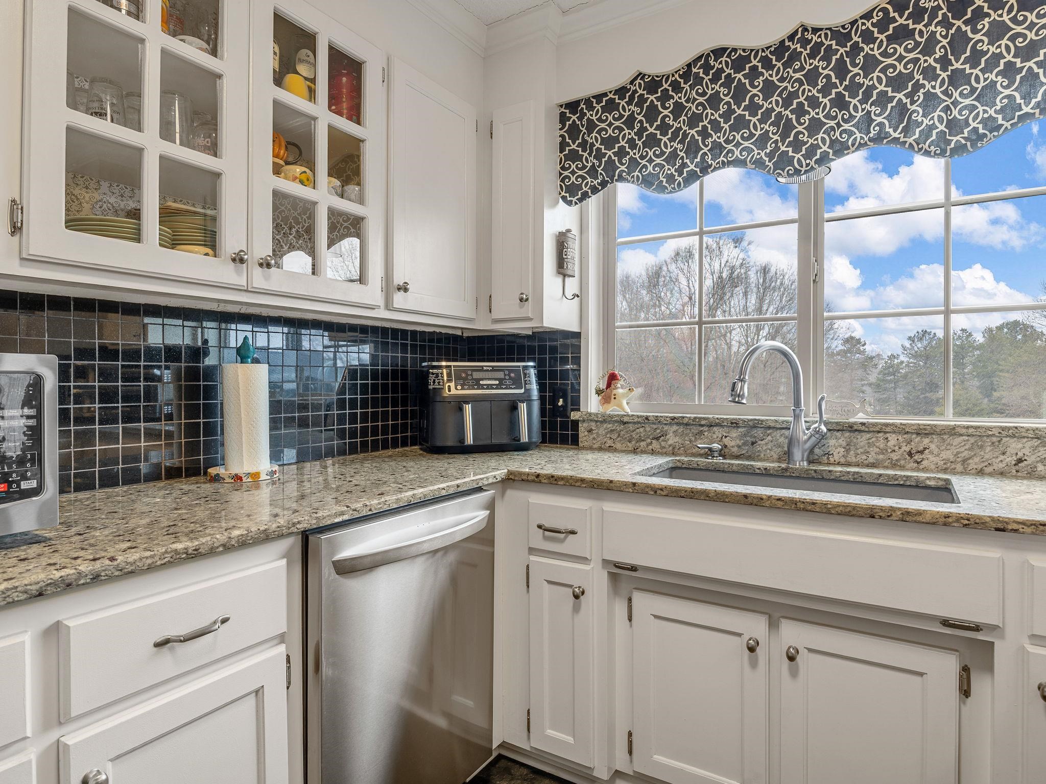 1570 Roddy Road Campobello, SC 29322 - Photo 15 of 47