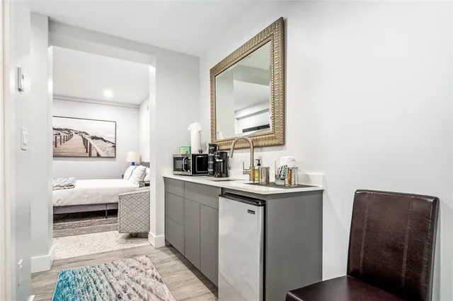 a en suite bathroom with a sink and a mirror
