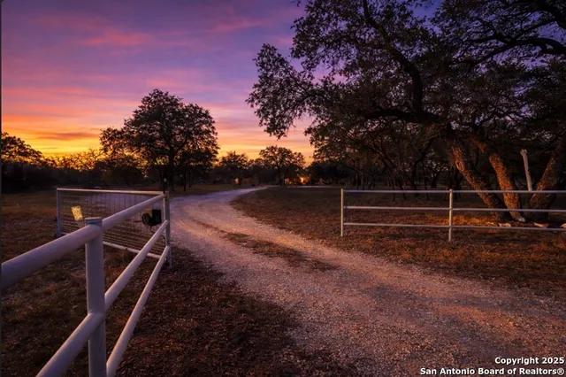 $386,000 | 140 County Road 7866, Devine, TX 78016