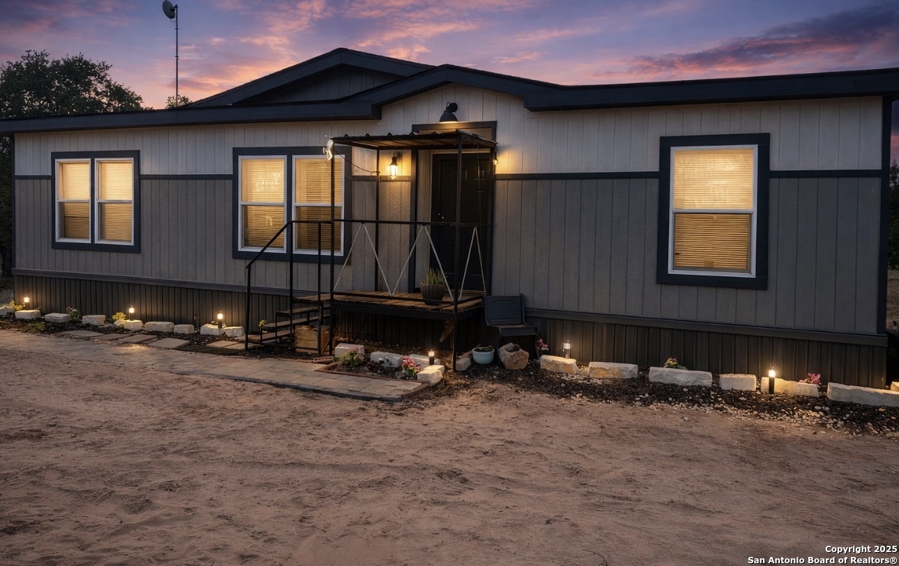 140 County Road 7866 Devine, TX 78016 - Photo 2 of 5