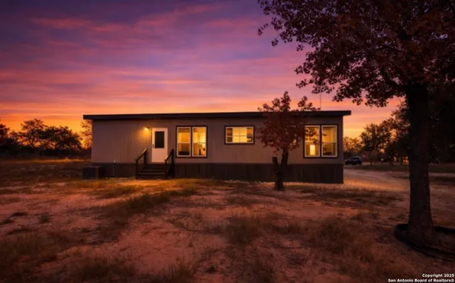 $383,000 | 140 County Road 7866, Devine, TX 78016