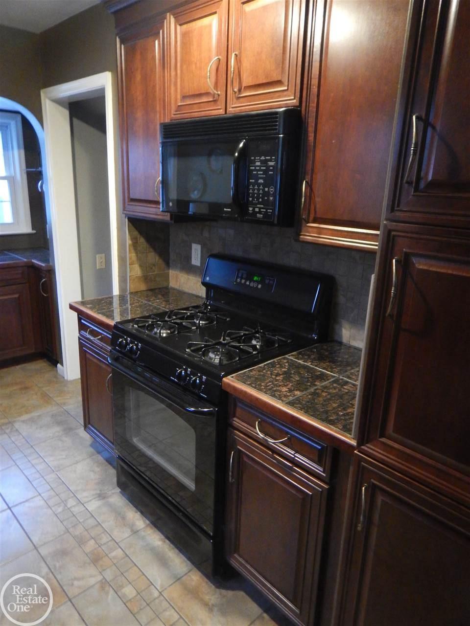 628 Hawthorne Road Grosse Pointe, MI 48236 - Photo 16 of 31 31333491-15.JPG