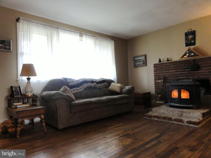 405 Ridge Road Telford, PA 18969 - Photo 5 of 18 Living Room