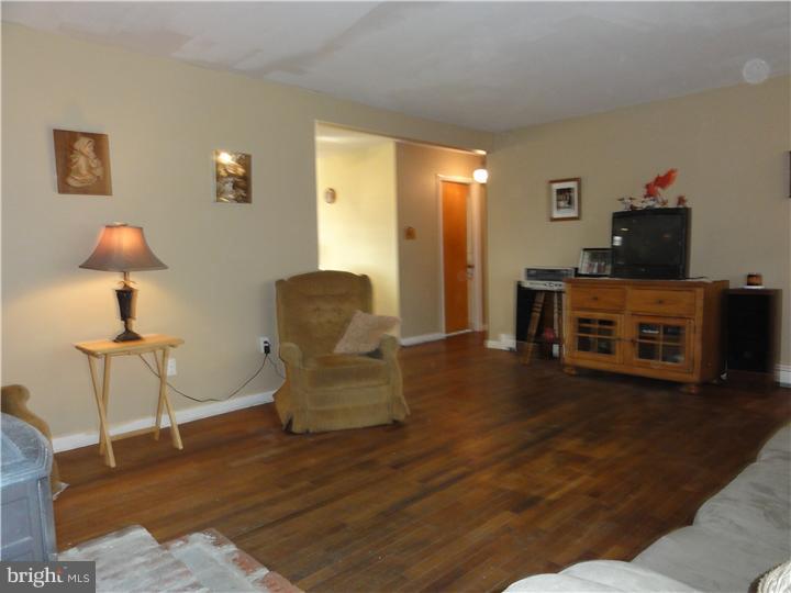 405 Ridge Road Telford, PA 18969 - Photo 7 of 18 Living Room