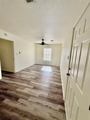 $1,150 | 827 Algoa-Friendswood Road, Alvin, TX 77511