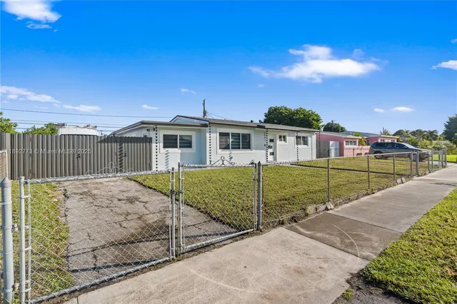 a view of a house with a backyard