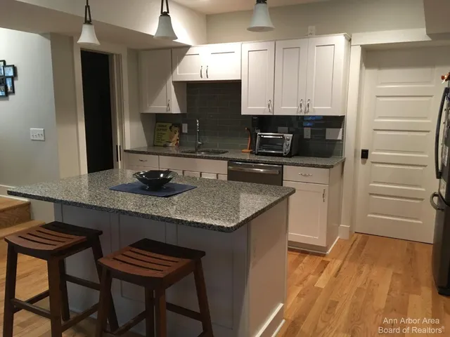 $3,100 | 438 3rd Street, Unit 2, Ann Arbor, MI 48103