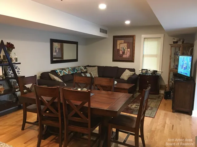 $3,100 | 438 3rd Street, Unit 2, Ann Arbor, MI 48103
