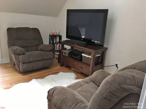 $3,000 | 438 3rd Street, Unit 2, Ann Arbor, MI 48103