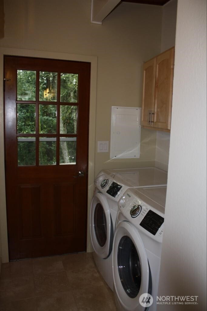 8417 Gold Way Everett, WA 98208 - Photo 8 of 18 a utility room with dryer and washer