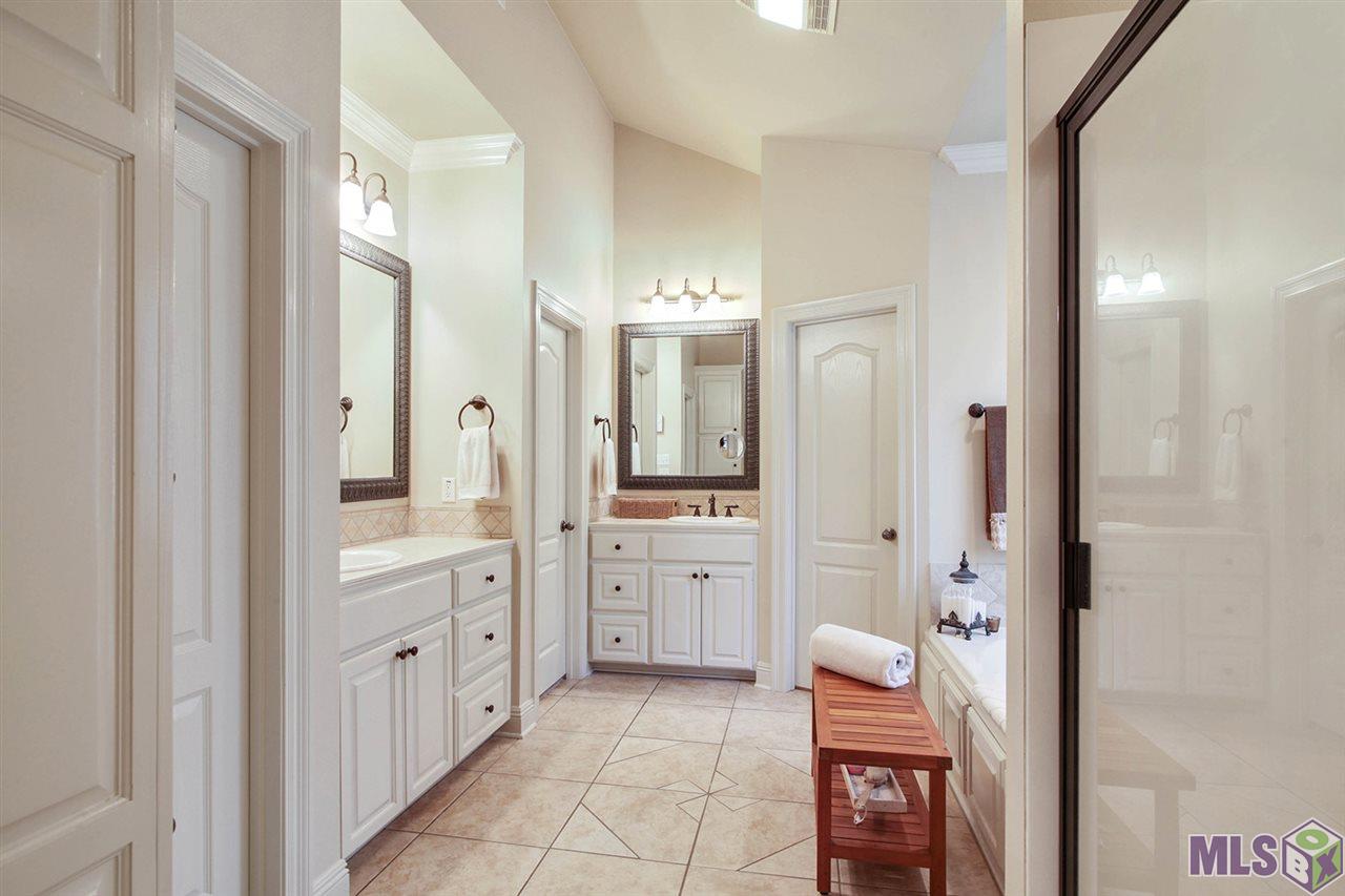 8719 Glenfield Drive Baton Rouge, LA 70809 - Photo 7 of 11 MASTER BATH