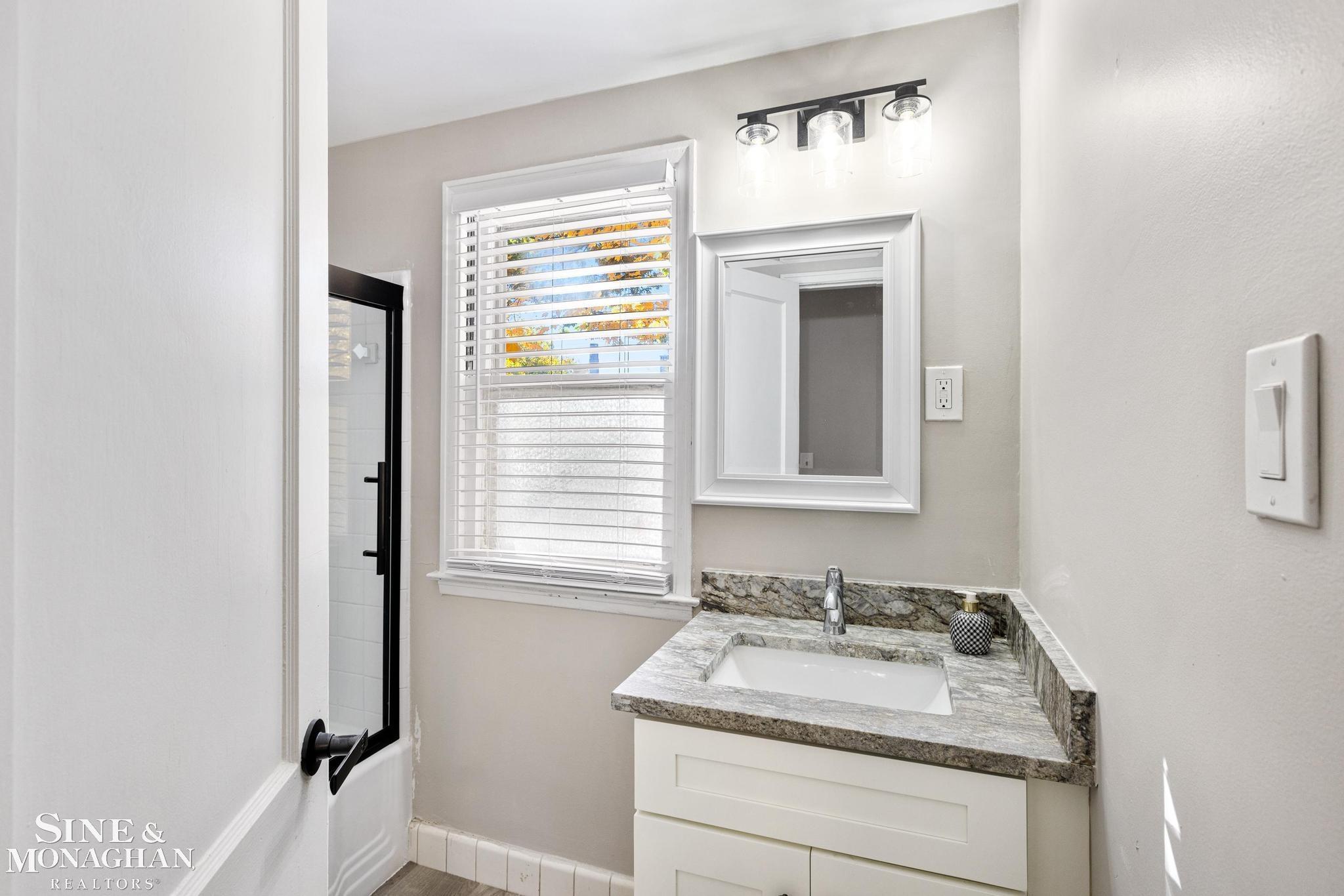 1685 Bournemouth Road Grosse Pointe, MI 48236 - Photo 15 of 32 50159332-651a907e-b9ce-4bb3-b58c-ac21020ca7ff.JPG