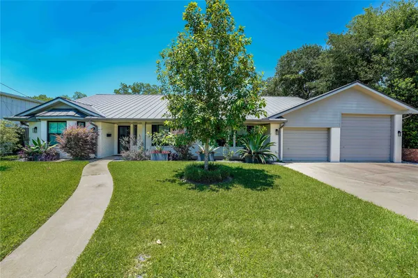 $829,000 | 1124 Bowie Street, Columbus, TX 78934