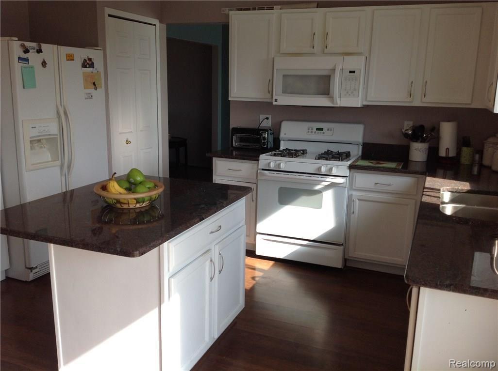 31346 Cedar Ridge Lane Madison Heights, MI 48071 - Photo 9 of 19 IMG_3726.JPG